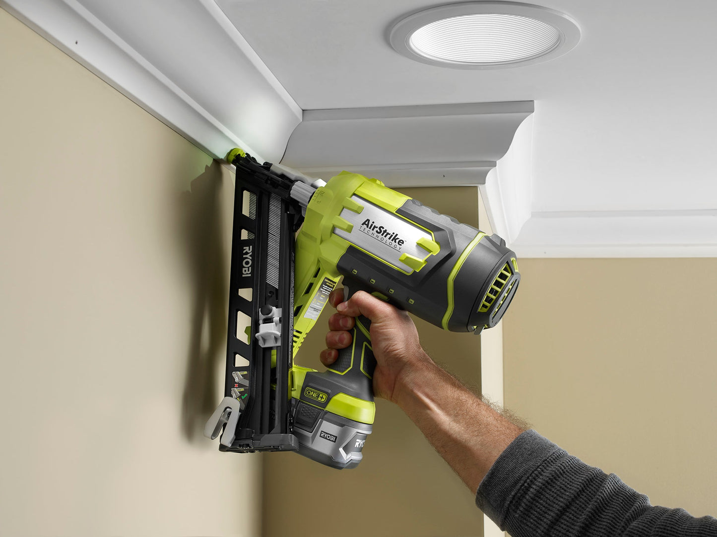18V ONE+ AirStrike 15GA Angled Finish Nailer Image 4