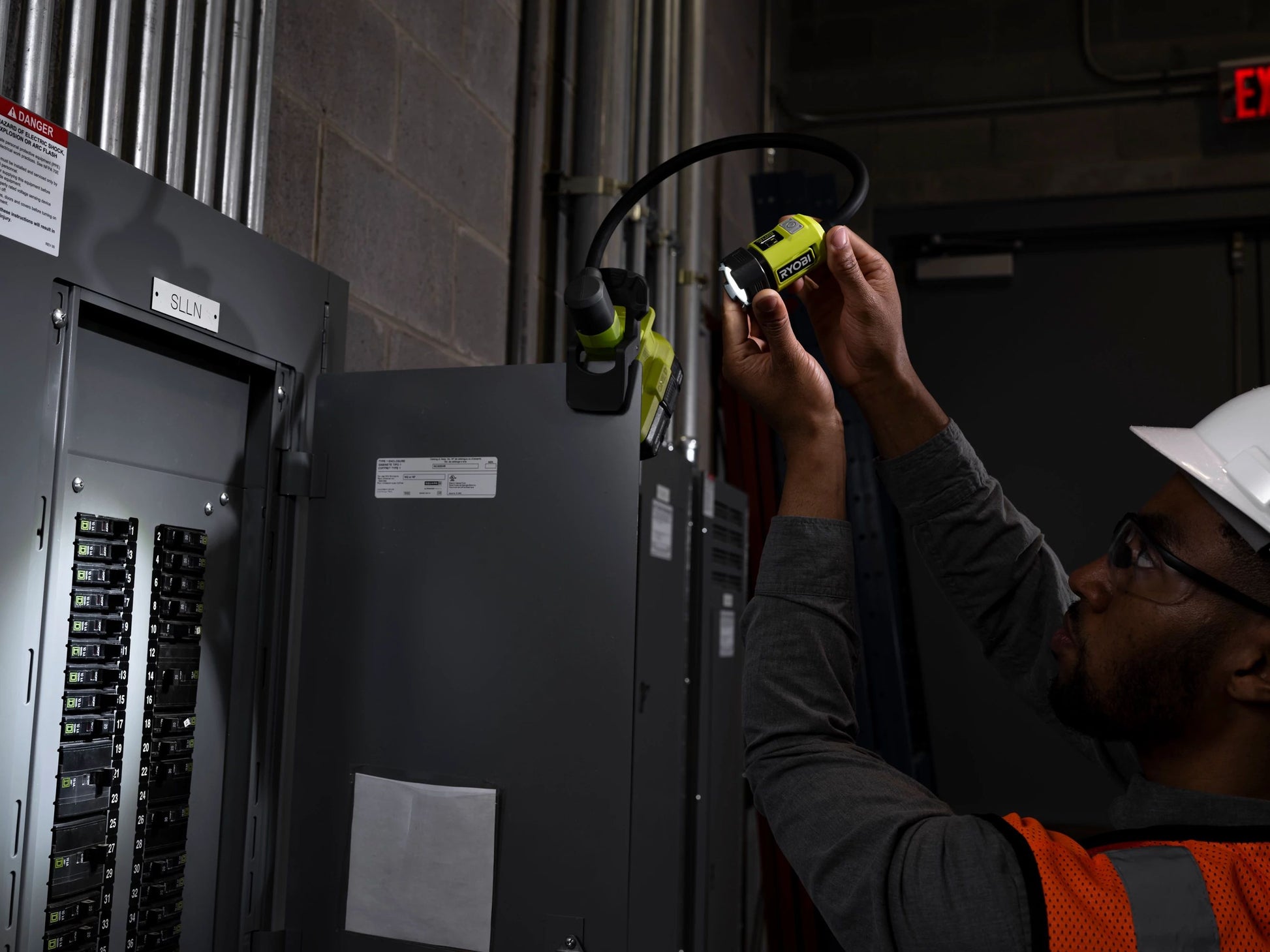 18V ONE+ FLEXIBLE LED CLAMP LIGHT Image 8