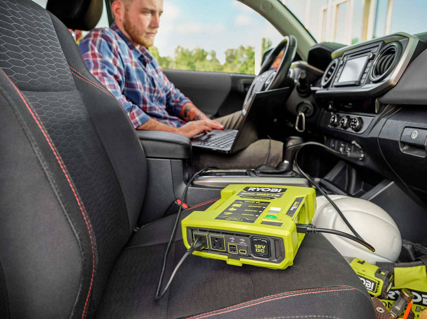 18V ONE+ 800-Watt Automotive Power Inverter Image 2