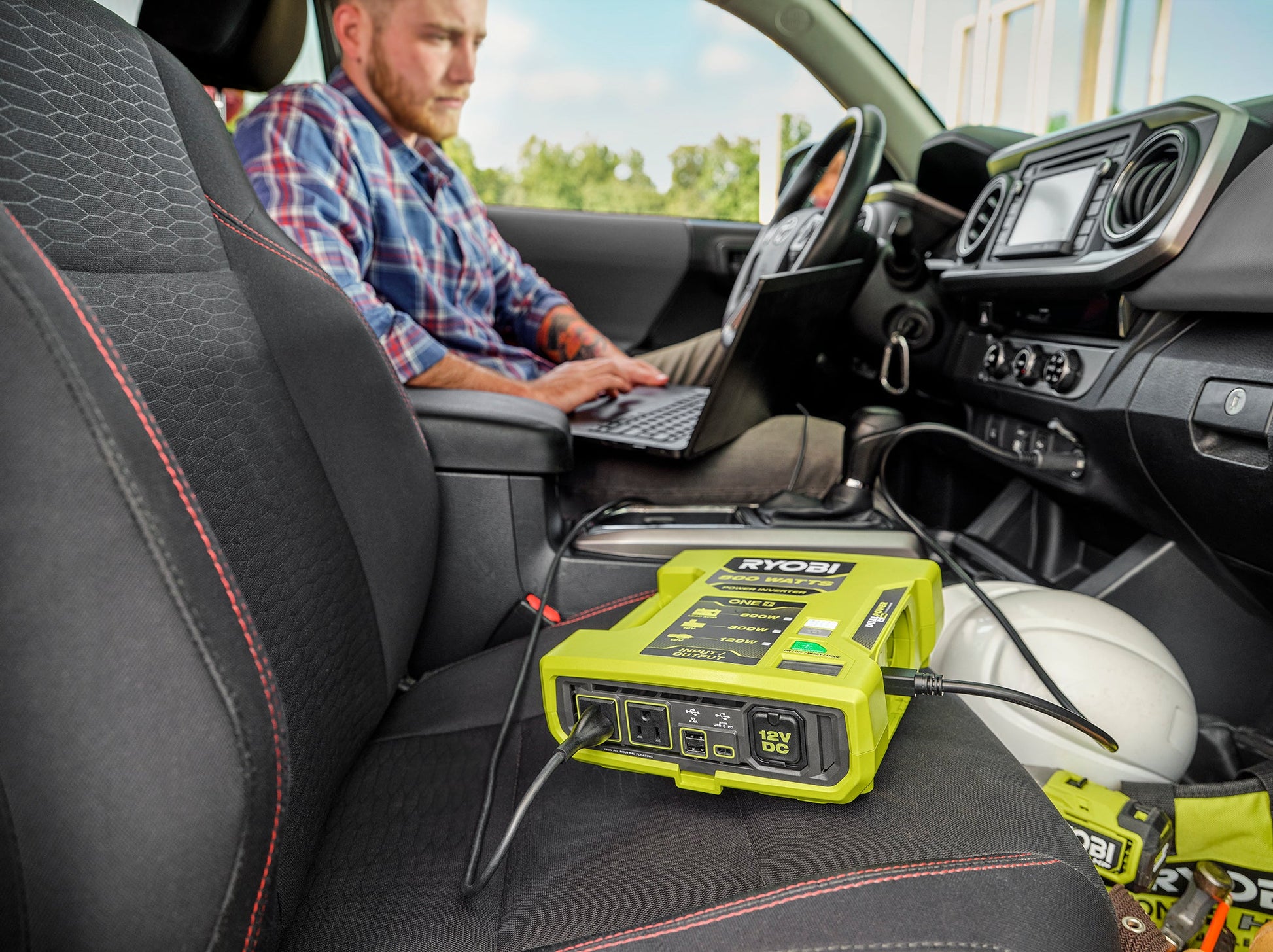 18V ONE+ 800-Watt Automotive Power Inverter Image 2
