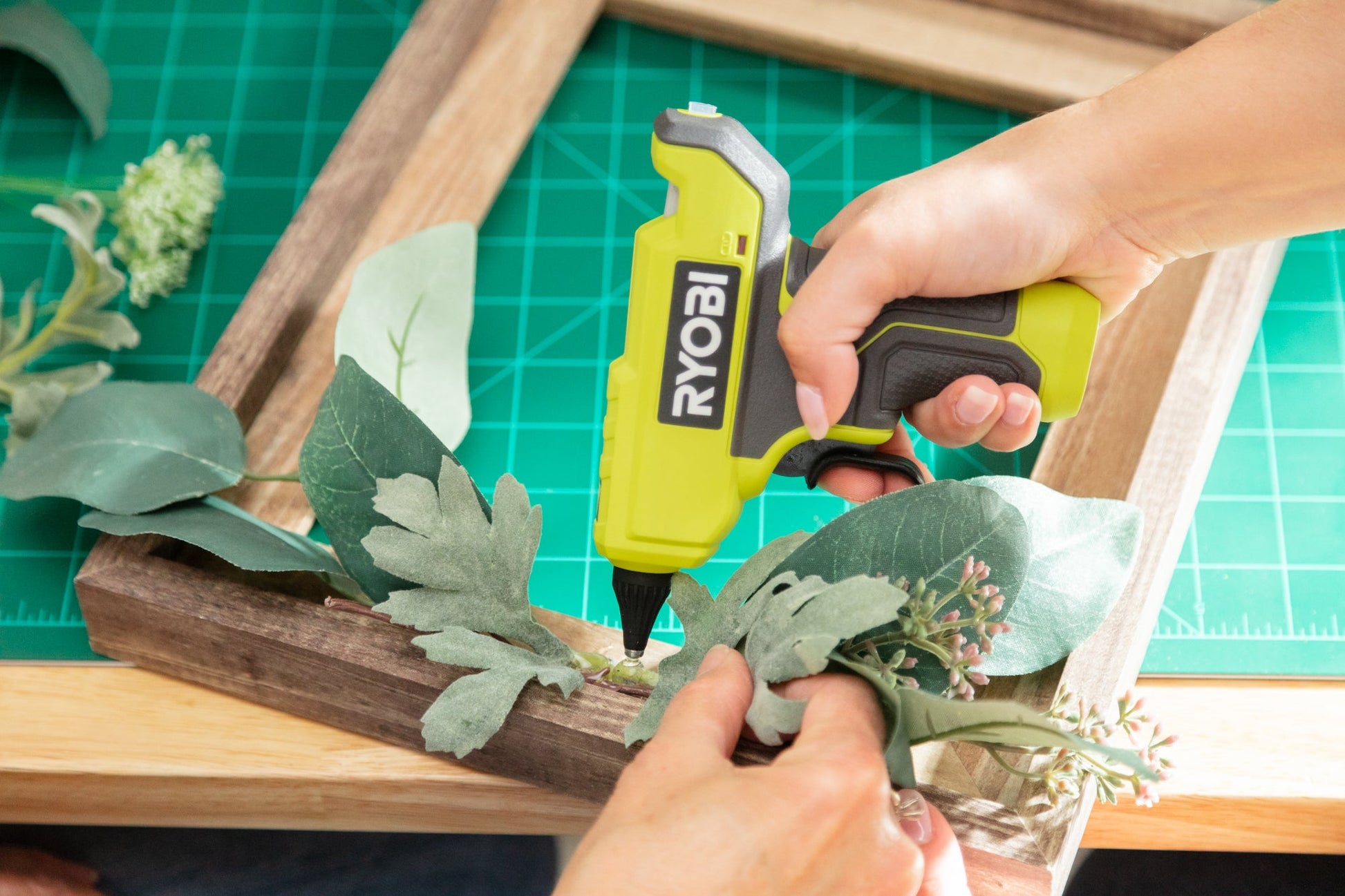 18V ONE+ COMPACT GLUE GUN KIT Image 4