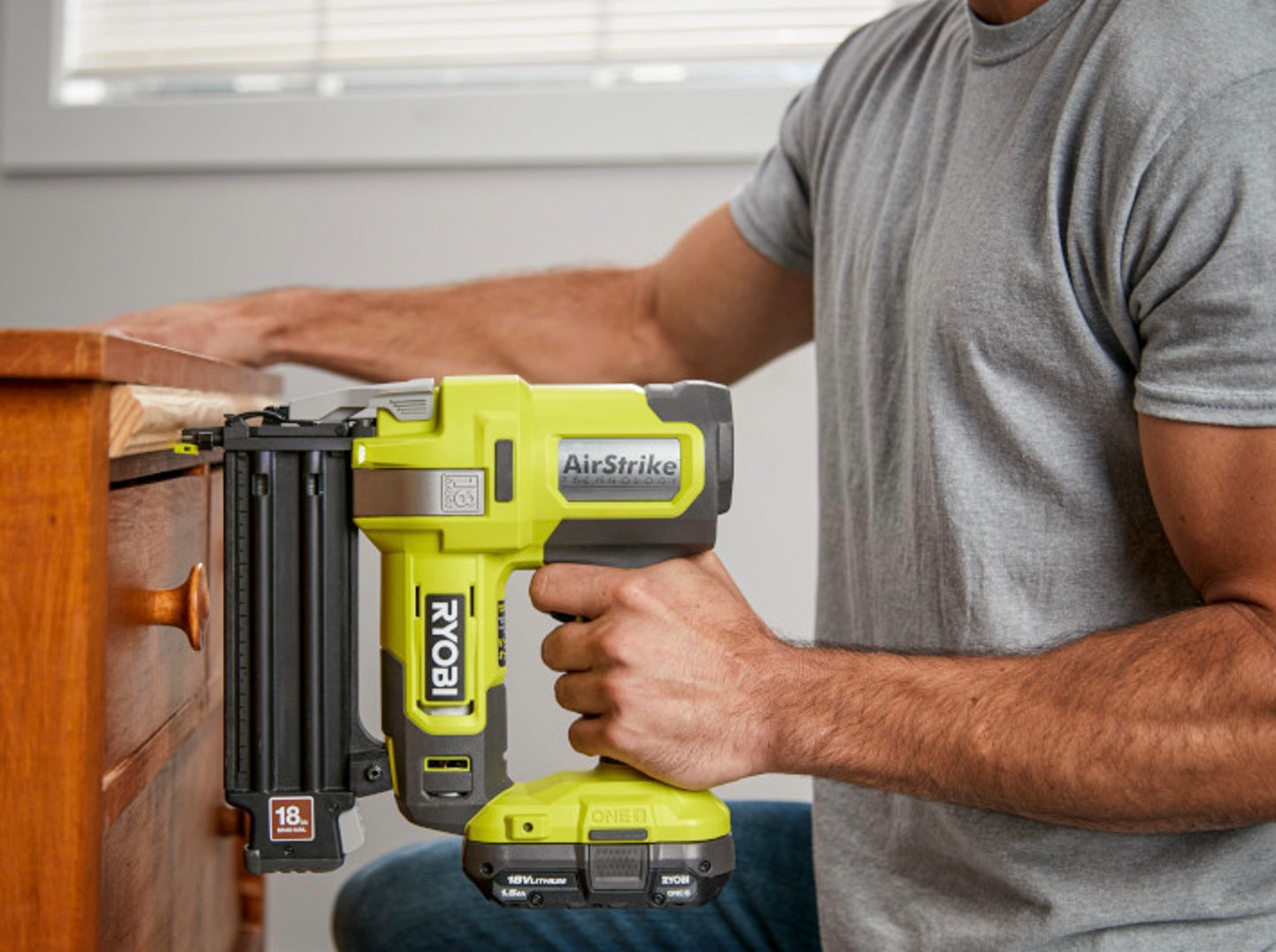 18V ONE+ AIRSTRIKE 18GA BRAD NAILER KIT Image 7