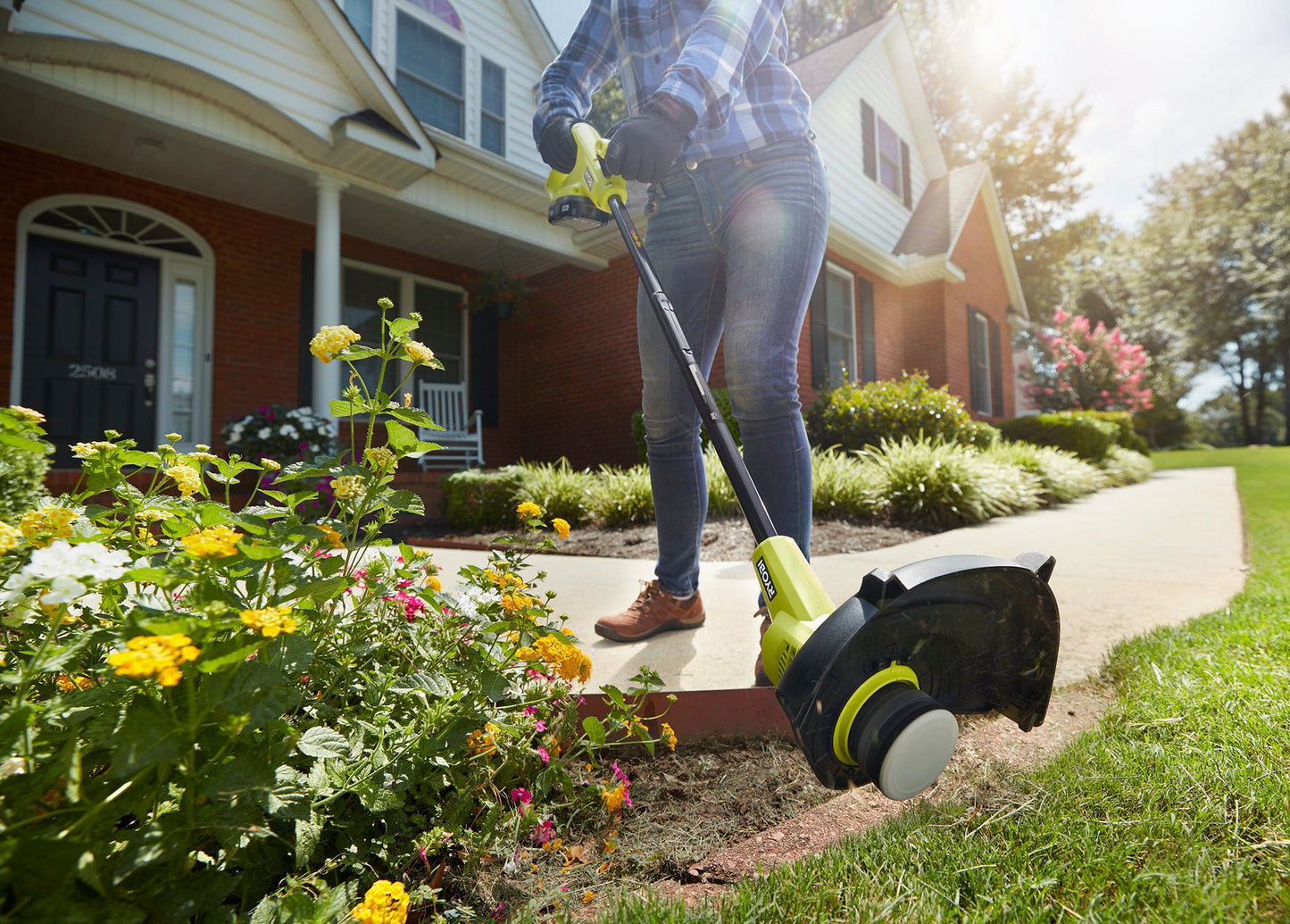 18V ONE+ String Trimmer Kit Image 3