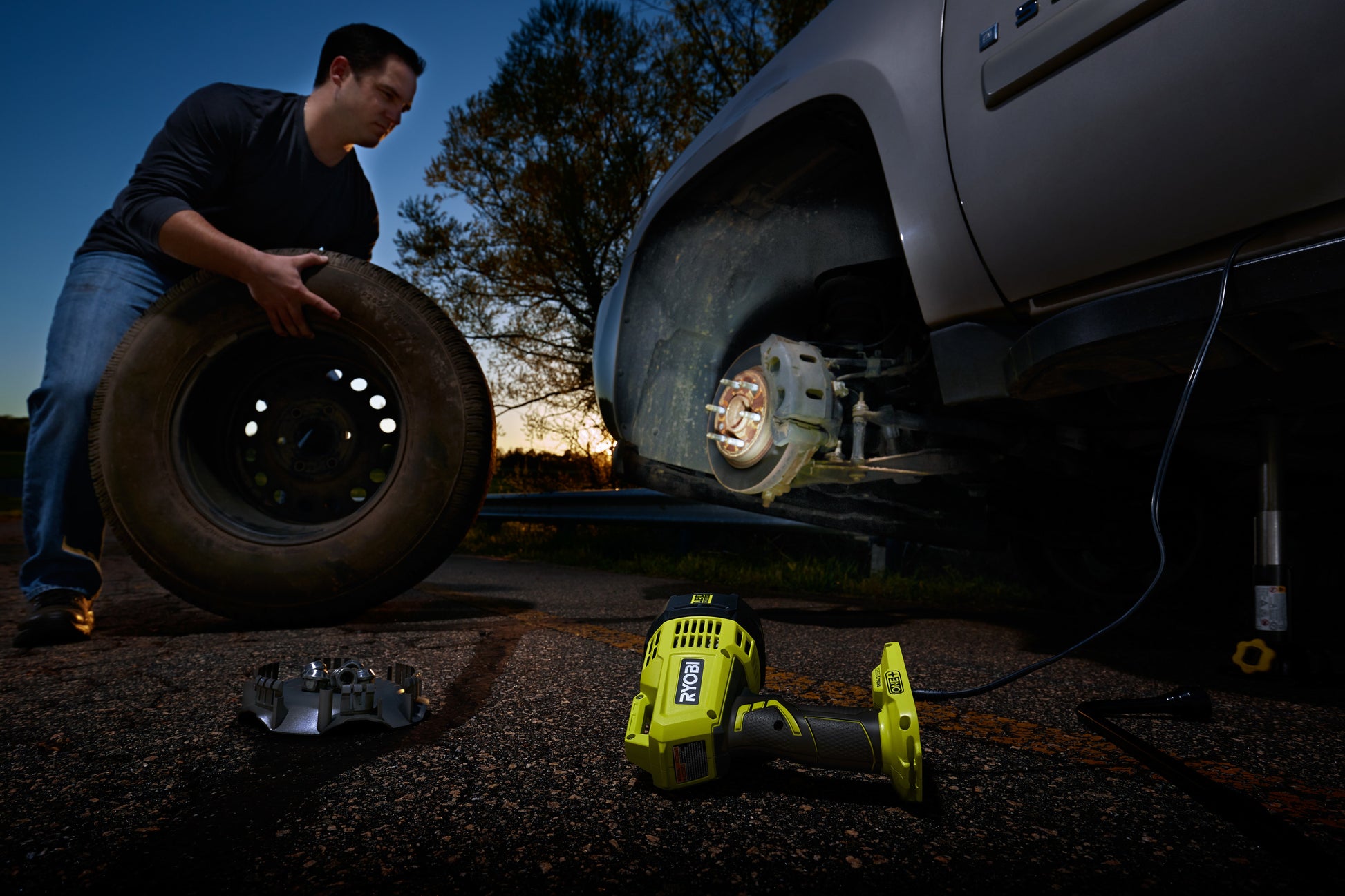 18V ONE+ Dual Power LED Spotlight Image 4