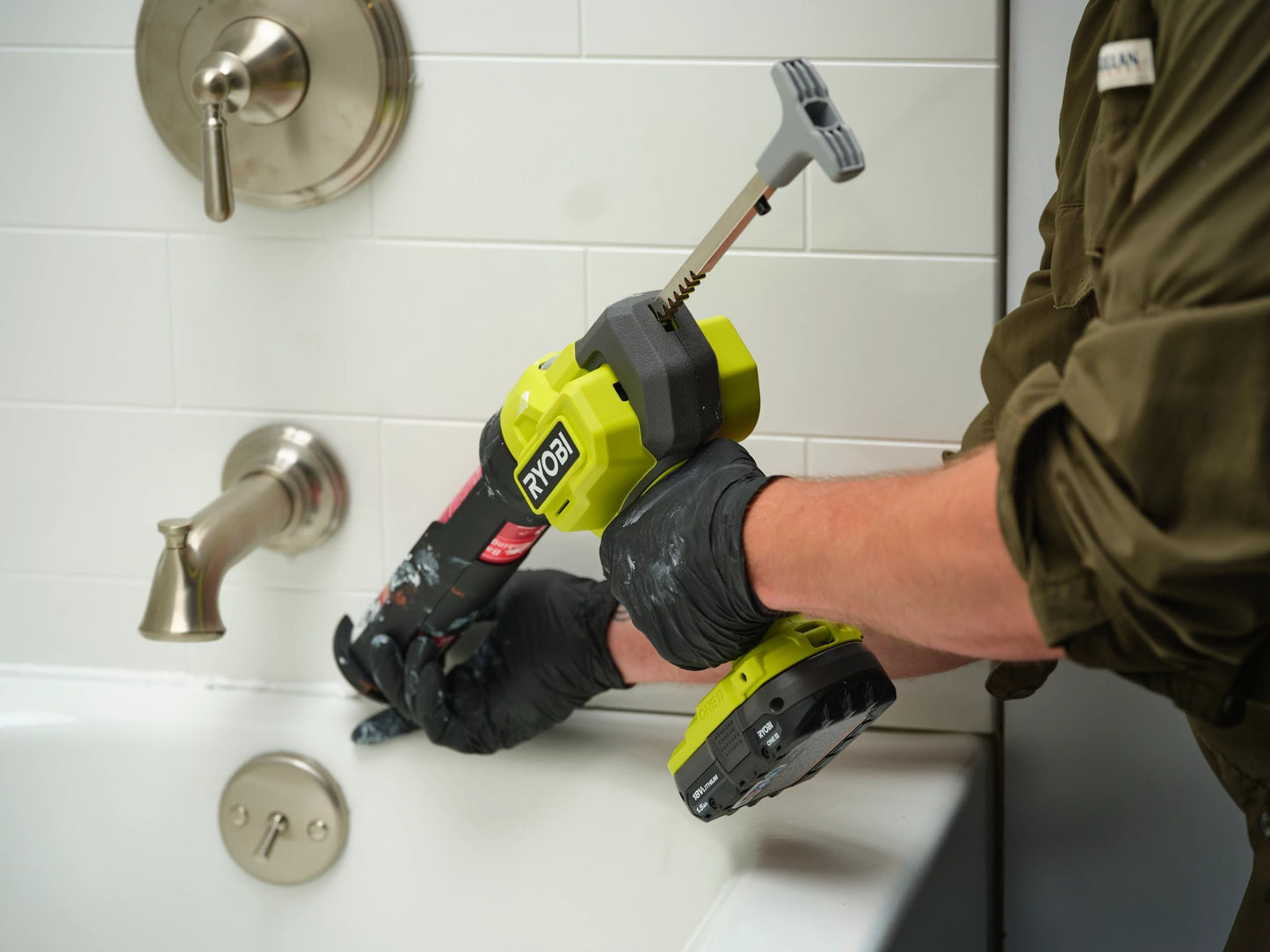18V ONE+ 10 oz. Caulk and Adhesive Gun Image 7