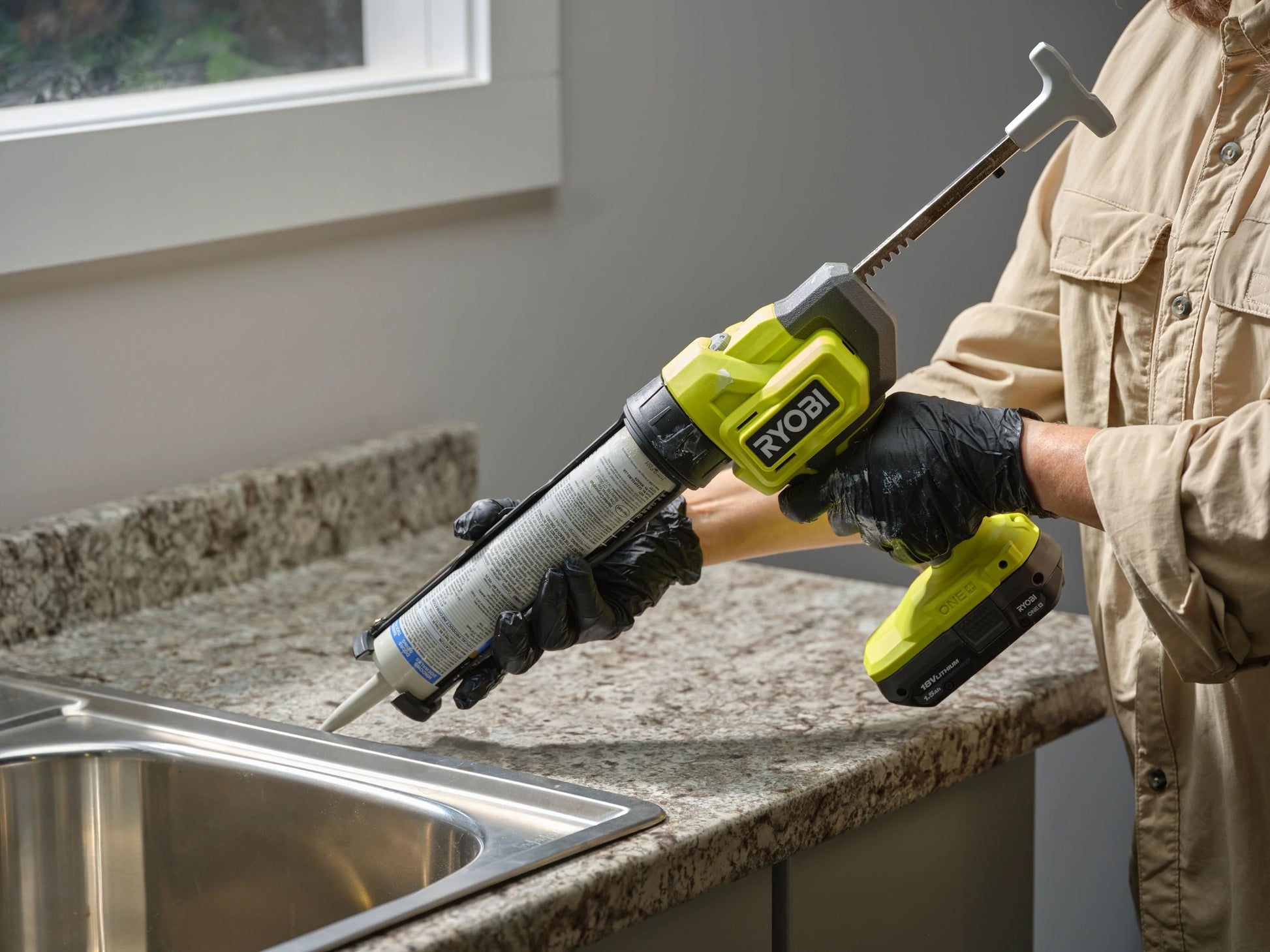 18V ONE+ 10 oz. Caulk and Adhesive Gun Image 8